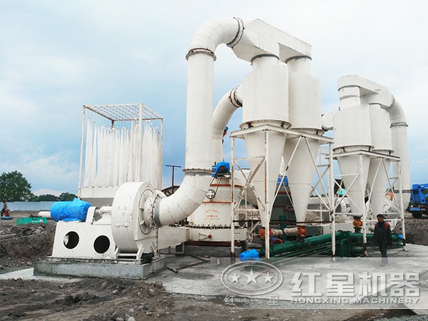 珍珠巖雷蒙磨粉機(jī)生產(chǎn)現(xiàn)場(chǎng) 珍珠巖雷蒙磨粉機(jī)生產(chǎn)現(xiàn)場(chǎng)