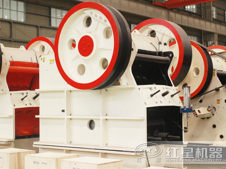 大型液壓鄂式破碎機，過載保護避免設(shè)備損壞