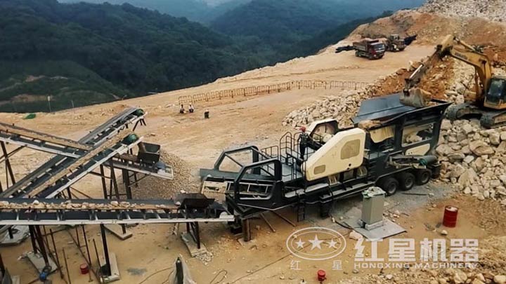 石灰石移動破碎生產線現場，配移動顎破機