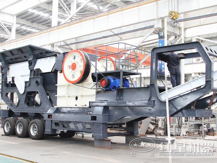 小型移動顎式破碎車集給料、破碎、傳輸為一體