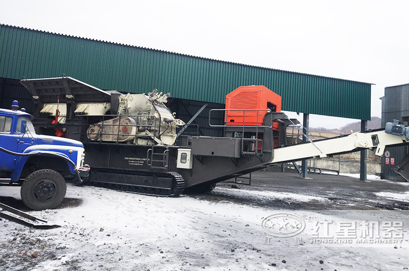 小型一體制砂生產(chǎn)線現(xiàn)場:配細碎機 小型一體制砂生產(chǎn)線現(xiàn)場:配細碎機