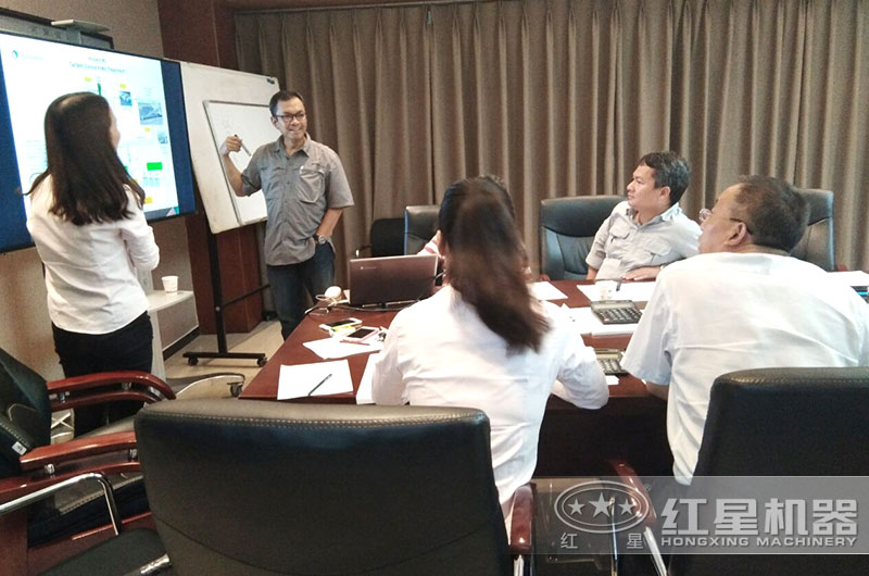 客戶(hù)來(lái)廠考察，技術(shù)團(tuán)隊(duì)量身設(shè)計(jì)生產(chǎn)方案