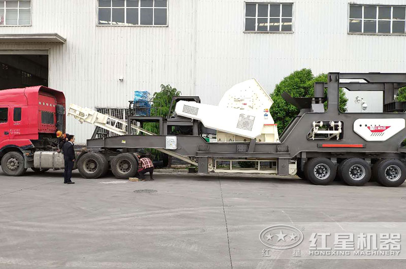 移動錘式破碎機(jī)直接開往工作現(xiàn)場 移動錘式破碎機(jī)直接開往工作現(xiàn)場