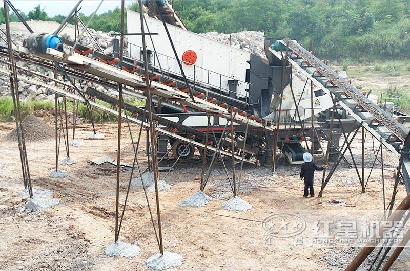 四川巴中客戶移動錘式破碎機(jī)作業(yè)現(xiàn)場 四川巴中客戶移動錘式破碎機(jī)作業(yè)現(xiàn)場