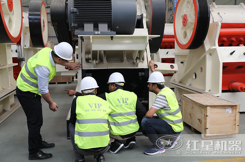 客戶到設備生產車間考察、了解設備