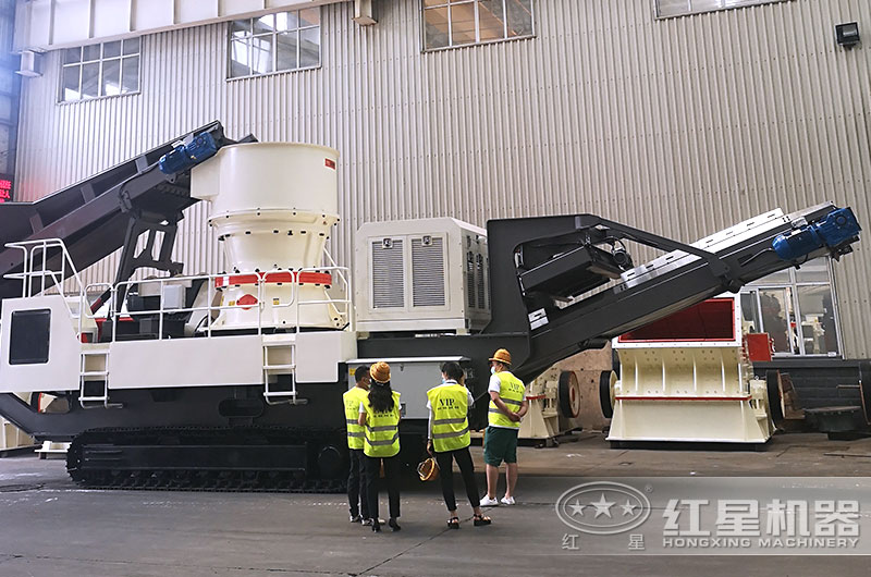 客戶(hù)來(lái)廠考察單缸圓錐履帶移動(dòng)破碎站 客戶(hù)來(lái)廠考察單缸圓錐履帶移動(dòng)破碎站