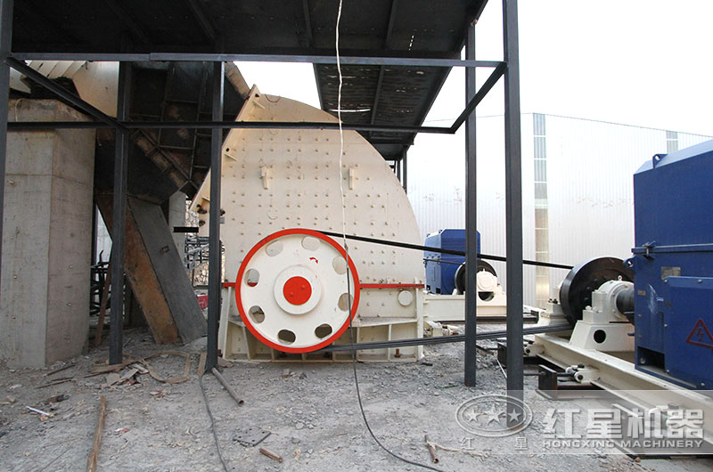 碎石場生產(chǎn)線,重錘式破碎機(jī)作業(yè)圖 碎石場生產(chǎn)線,重錘式破碎機(jī)作業(yè)圖