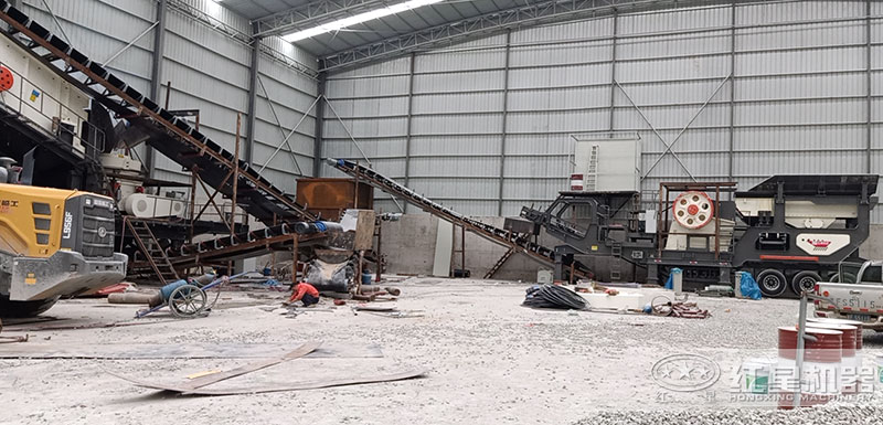 日產(chǎn)五萬(wàn)噸移動(dòng)破碎生產(chǎn)線現(xiàn)場(chǎng) 日產(chǎn)五萬(wàn)噸移動(dòng)破碎生產(chǎn)線現(xiàn)場(chǎng)