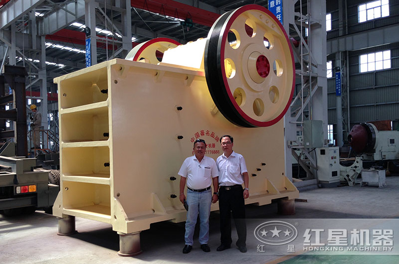 顎式破碎機客戶合影 顎式破碎機客戶合影