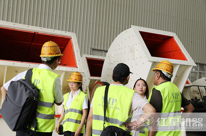 客戶來廠考察錘破機 客戶來廠考察錘破機