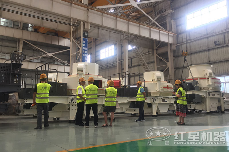 客戶一行來廠考察鵝卵石沖擊破碎機 客戶一行來廠考察鵝卵石沖擊破碎機