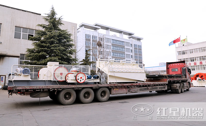 紅星液壓對輥破碎機裝車發貨現場 紅星液壓對輥破碎機裝車發貨現場